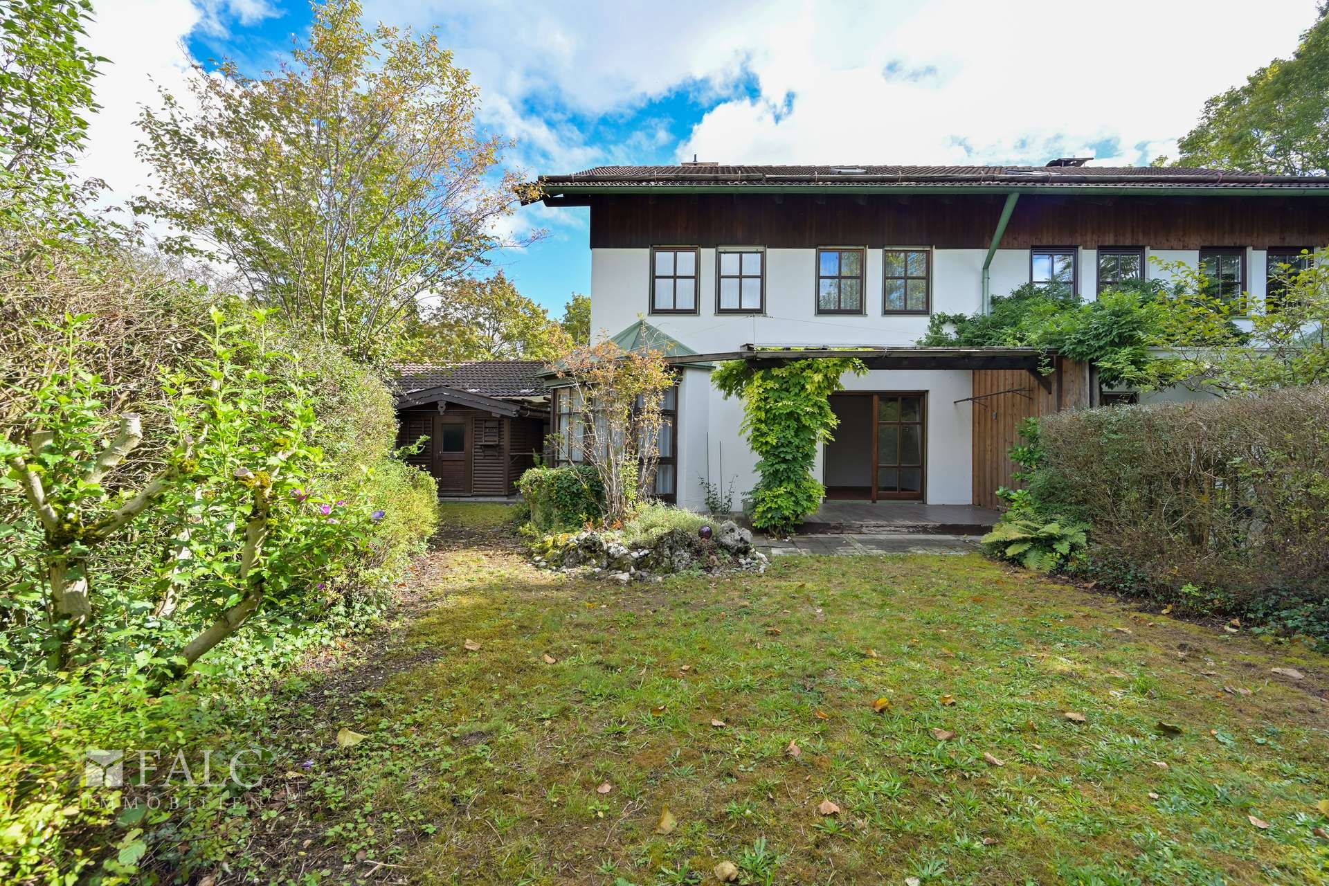 Garten mit Terrasse und Gebäude Rückseite